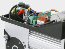 Благодаря встроенному блоку управления привод имеет компактные размеры, что существенно облегчает монтаж и настройку привода