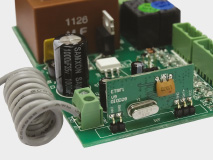 Для дистанционного управления приводом в плату встроен приемник с несущей частотой 433 МГц, в который можно прописать до 60 пультов