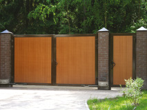 Распашные ворота с цветом полотна «золотой дуб» и цветом окантовки RAL 8014