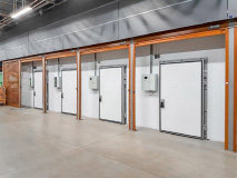 Распашные двери для охлаждаемых помещений на пищевом складе